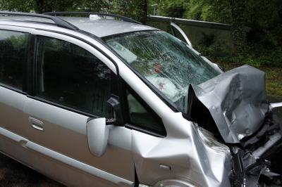 Sternenfels: PKW-Lenker kommt nach links von Fahrbahn ab und kollidiert mit LKW - PKW Lenker Schwerstverletzt